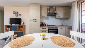 Fridge, oven, stovetop, coffee/tea maker