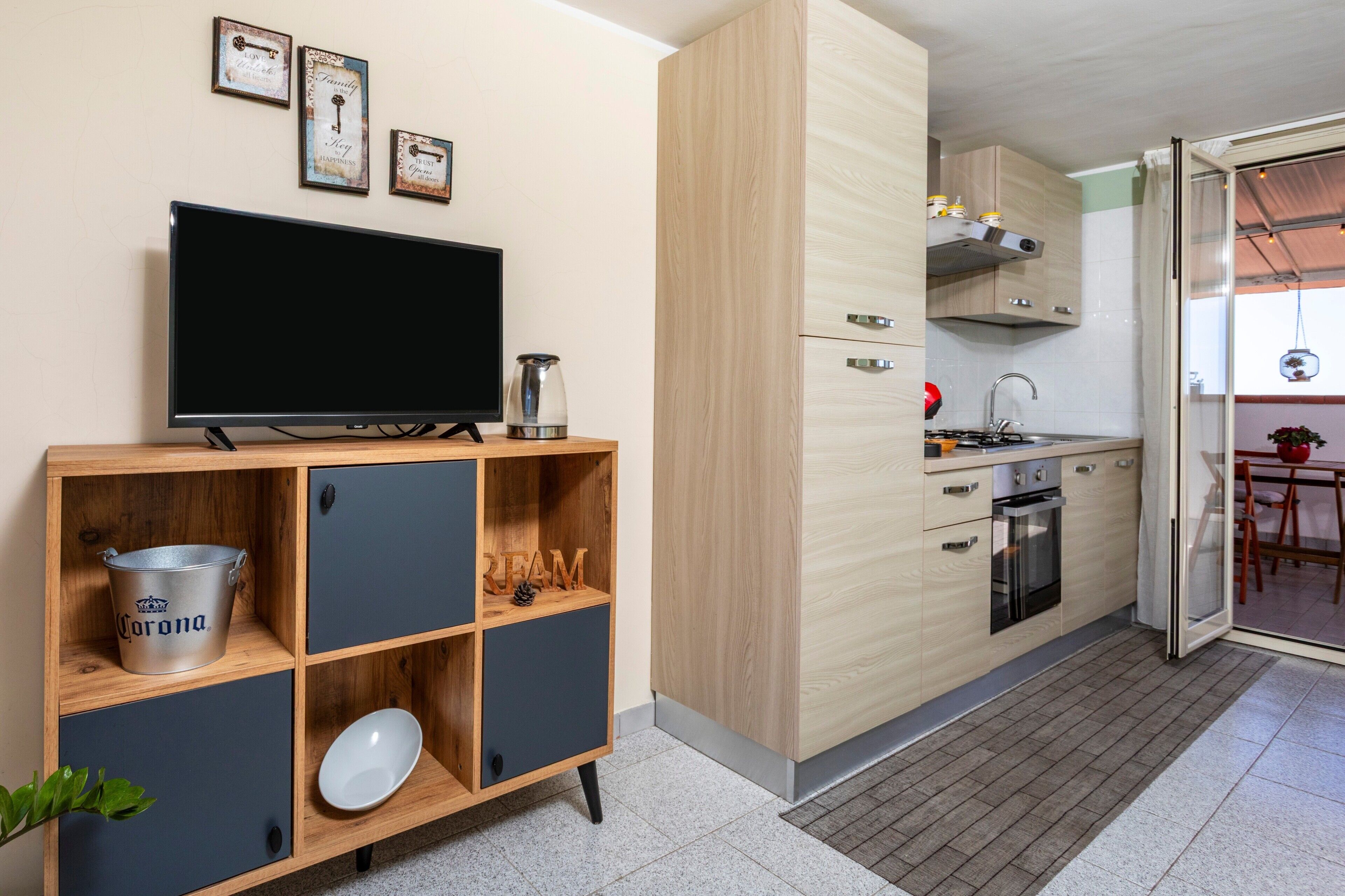 Kühlschrank, Ofen, Herdplatte, Wasserkocher mit Kaffee-/Teezubehör