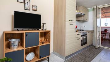 Kühlschrank, Ofen, Herdplatte, Wasserkocher mit Kaffee-/Teezubehör