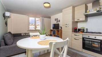 Fridge, oven, stovetop, coffee/tea maker