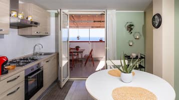 Jääkaappi, uuni, liesi, kahvin-/teenkeitin