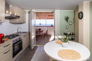 Frigorifero, forno, piano cottura, macchina per tè/caffè