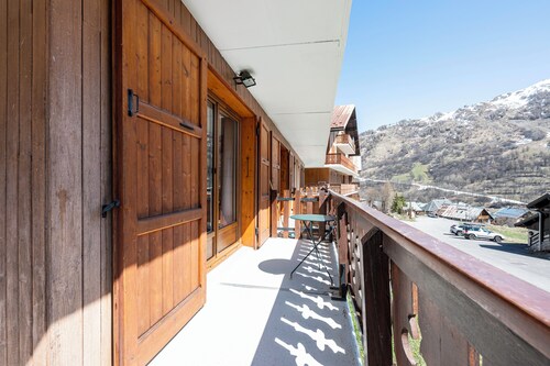 Appartement 'Les Arolles' avec vue sur les montagnes, piscine partagée et balcon