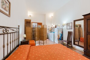1 dormitorio, tabla de planchar con plancha, wifi gratis y ropa de cama