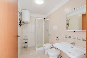 Dusche, Haartrockner, Handtücher