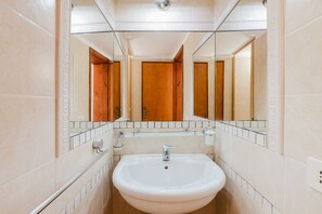 Douche, séchoir à cheveux, serviettes fournies