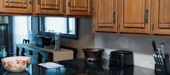 Gorgeous 6 bedroom home with game room, POOL, FISHING POND & PICKLE BALL court