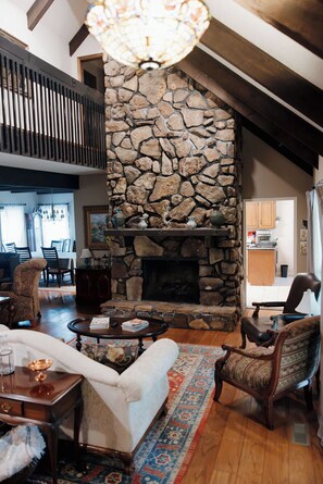 Interior - Gorgeous 6 bedroom home with game room, POOL, FISHING POND & PICKLE BALL court (Montevallo)