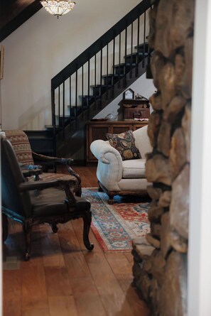 Interior - Gorgeous 6 bedroom home with game room, POOL, FISHING POND & PICKLE BALL court (Montevallo)