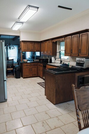 Fridge, microwave, oven, stovetop - Gorgeous 6 bedroom home with game room, POOL, FISHING POND & PICKLE BALL court (Montevallo)