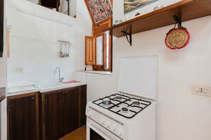 Réfrigérateur, plaque de cuisson, cafetiÚre/bouilloire, grille-pain