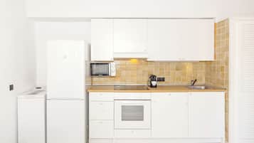 Fridge, microwave, oven, coffee/tea maker