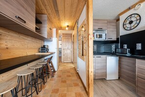 Fridge, microwave, oven, stovetop - Apartment "Au Pied Des Pistes" with Mountain View and Balcony (Saint-François-Longchamp)