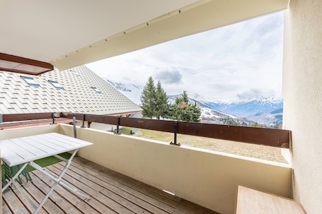 Outdoor dining. Apartment "Au Pied Des Pistes" with Mountain View and Balcony