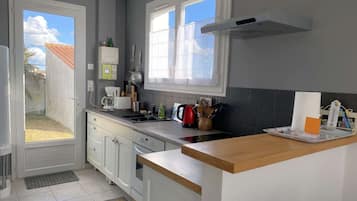 Kühlschrank, Mikrowelle, Ofen, Toaster