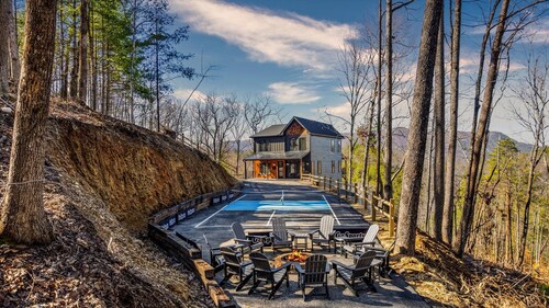 Pickleball and Basketball Court Modern Cabin Sleeps 24 Soccer Pools Badmitton