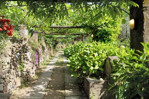 Property grounds - Room 'Ortensia' with Mountain View, Shared Pool and Wi-Fi (Fontona)