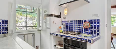 Réfrigérateur, four, plaque de cuisson, cafetière/bouilloire