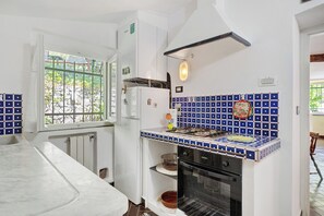 Réfrigérateur, four, plaque de cuisson, cafetière/bouilloire