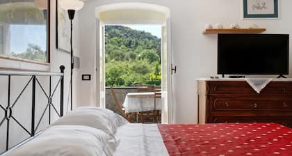 Ferienwohnung 'Girasole' mit Bergblick, Gemeinschaftspool und Wi-Fi