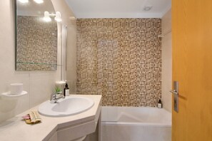 Shower, hair dryer, towels - Apartment 'Condomínio Do Vale' with Shared Pool, Shared Terrace and Wi-Fi (Guia)