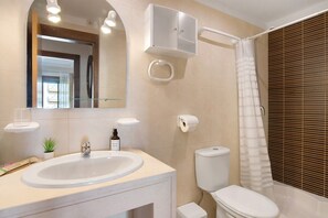 Douche, séchoir à cheveux, serviettes fournies