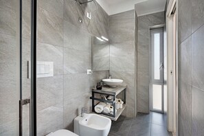 Douche, sèche-cheveux, serviettes fournies