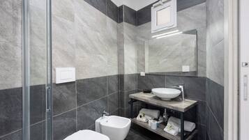 Dusch, hårtork och handdukar