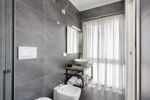 Regadera, secadora de cabello, toallas 