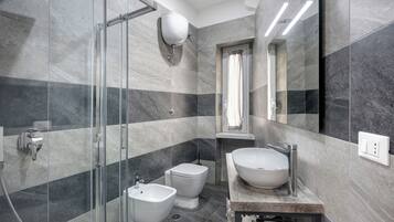 Dusche, Haartrockner, Handtücher