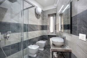 Dusche, Haartrockner, Handtücher