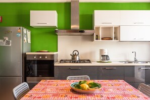 Jääkaappi, uuni, liesi, astianpesukone