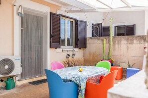 Outdoor dining - Villa 'Casa Melograno' with Private Parking, Sea View, and Wi-Fi (Porto empedocle)