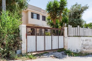 Exterior - Villa 'Casa Melograno' with Private Parking, Sea View, and Wi-Fi (Porto empedocle)