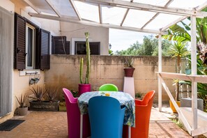 Outdoor dining - Villa 'Casa Melograno' with Private Parking, Sea View, and Wi-Fi (Porto empedocle)