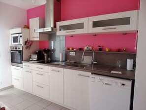 Geladeira, micro-ondas, lava-louças, torradeira