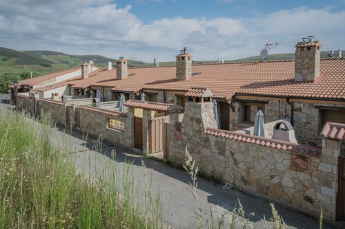 Rural House 'La Vega De Gredos' with Mountain Views, Private Terrace and Wi-Fi