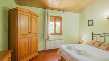 2 bedrooms, iron/ironing board, free WiFi, bed sheets