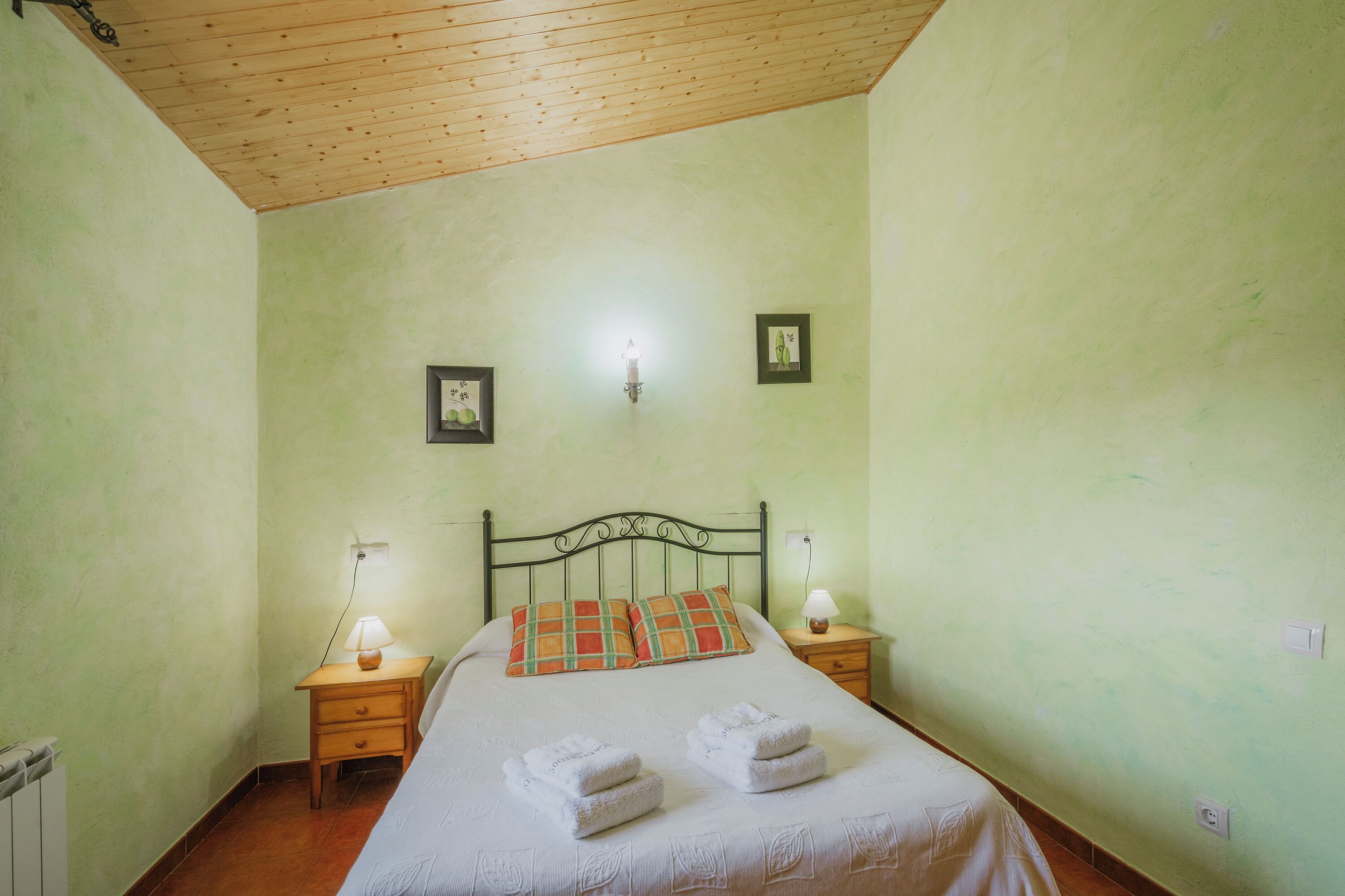 2 slaapkamers, een strijkplank/strijkijzer, gratis wifi, beddengoed