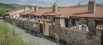 Rural House 'La Vega De Gredos' with Mountain Views, Private Terrace and Wi-Fi