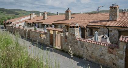 Rural House 'La Vega De Gredos' with Mountain Views, Private Terrace and Wi-Fi