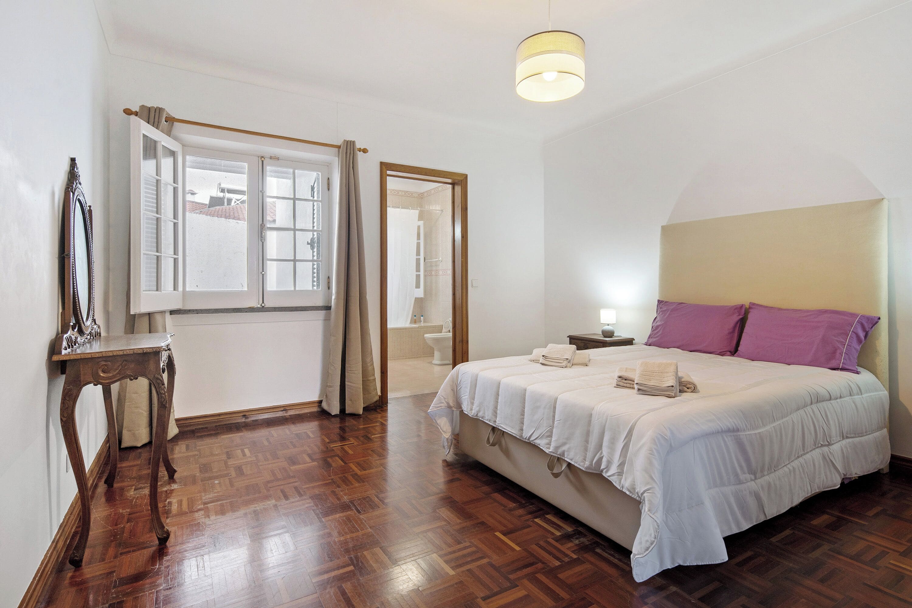 4 quartos, Wi-Fi de cortesia, roupa de cama