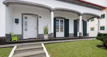 Holiday Home 'Pascoal House' with Private Terrace, Private Garden and Wi-Fi