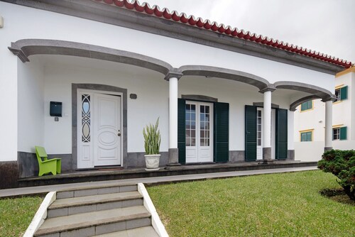 Holiday Home 'Pascoal House' with Private Terrace, Private Garden and Wi-Fi