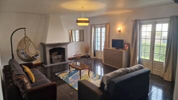 Televisie en een open haard