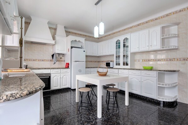 雪櫃、微波爐、焗爐、爐具