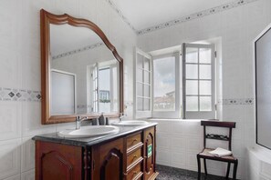 Regadera, secadora de cabello, toallas 