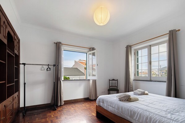 4 عدّة غرف نوم وواي فاي مجانًا وملاءات أسرّة