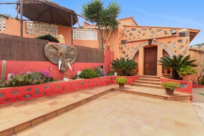 Property grounds - 'Canarian Retreat' with Sea Views, Private Terrace and Wi-Fi (Santa Brigida)