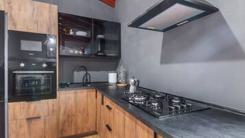 Een koelkast, een magnetron, een oven, een kookplaat